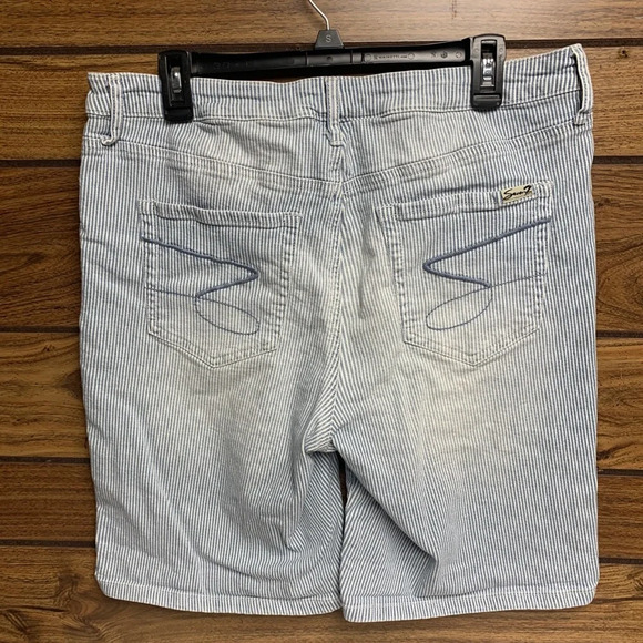 Seven7 blue/white striped shorts size 14 - Picture 2 of 10